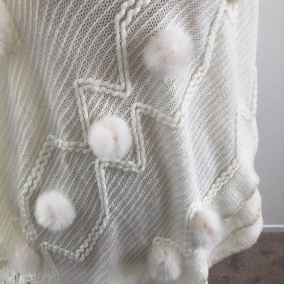 Cream color soft poncho - Picture 4 of 10